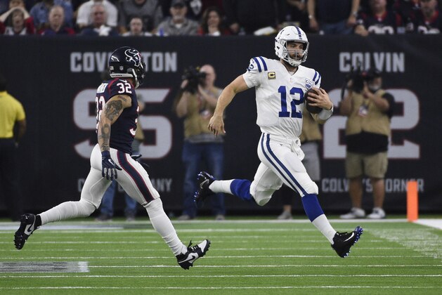 El quarterback Andrew Luck (12), de los Colts de Indianápolis, corre con el balón perseguido por el free safety Tyrann Mathieu (32), de los Texans de Houston, en el partido de playoffs de la NFL el sábado 5 de enero de 2019, en Houston. (AP Foto/Eric Christian Smith)