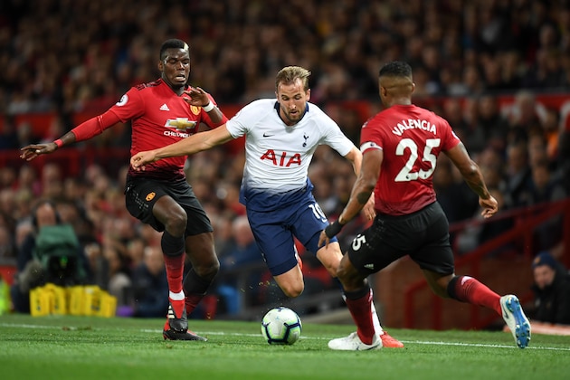 MANCHESTER, ENGLAND - AUGUST 27:  Harry Kane of Tottenham Hotspur battles for possession with Paul Pogba of Manchester United and Antonio Valencia of Manchester United during the Premier League match between Manchester United and Tottenham Hotspur at Old Trafford on August 27, 2018 in Manchester, United Kingdom.  (Photo by Michael Regan/Getty Images)