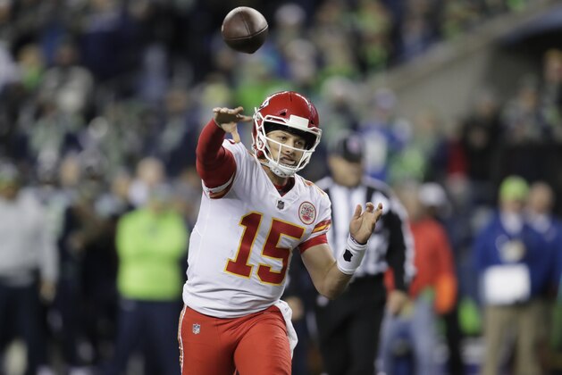 El quarterback de los Chiefs de Kansas City Patrick Mahomes lanza un pase de touchdown en la primera mitad del duelo ante los Seahawks de Seattle en la primera mitad del juego del domingo 23 de diciembre de 2018 en Seattle. (AP Foto/Stephen Brashear)