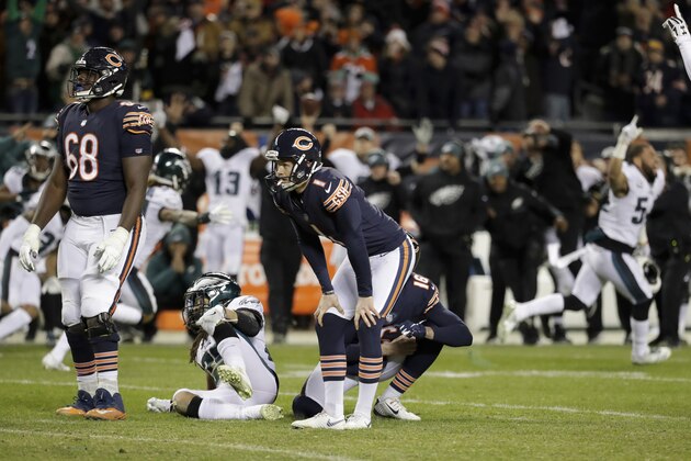 El Cody Parkey (1), de los Bears de Chicago, se lamenta tras fallar un gol de campo en los segundos finales del partido ante los Eagles de Filadelfia, el domingo 6 de enero de 2019 en Chicago. (AP Foto/Nam Y. Huh)