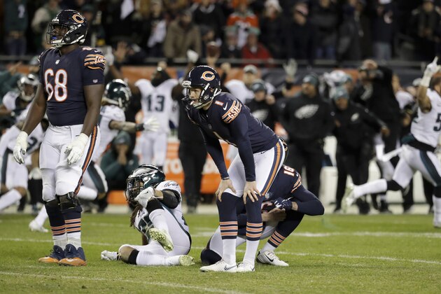 El Cody Parkey (1), de los Bears de Chicago, se lamenta tras fallar un gol de campo en los segundos finales del partido ante los Eagles de Filadelfia, el domingo 6 de enero de 2019 en Chicago. (AP Foto/Nam Y. Huh)
