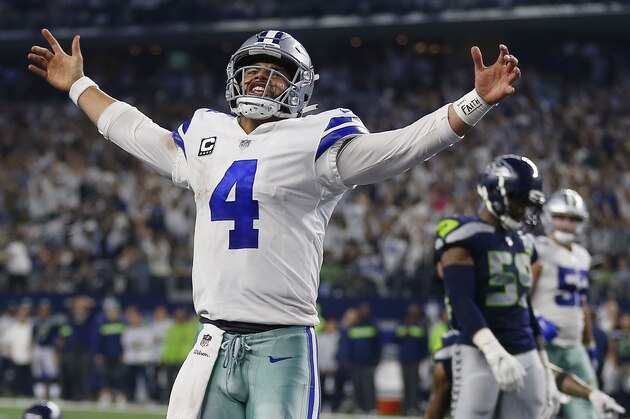 El quarterback Dak Prescott, de los Cowboys de Dallas, festeja cerca de la zona de anotación durante el duelo frente a los Seahawks de Seattle, en Arlington, Texas, el sábado 5 de enero de 2019. (AP Foto/Ron Jenkins)