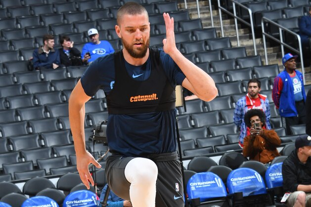 LOS ANGELES, CA - NOVEMBER 23:  Chandler Parsons #25 of the Memphis Grizzlies warms up before the game against the LA Clippers on November 23, 2018 at STAPLES Center in Los Angeles, California. NOTE TO USER: User expressly acknowledges and agrees that, by downloading and/or using this photograph, user is consenting to the terms and conditions of the Getty Images License Agreement. Mandatory Copyright Notice: Copyright 2018 NBAE (Photo by Adam Pantozzi/NBAE via Getty Images)