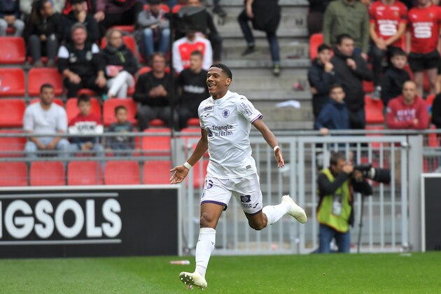 Toulouse's French defender Jean-Clair Todibo (C) celebrates after scoring a goal  during the French L1 football match Rennes vs Toulouse, on September 30, 2018 at the Roazhon Park stadium in Rennes, western France. (Photo by LOIC VENANCE / AFP)        (Photo credit should read LOIC VENANCE/AFP/Getty Images)