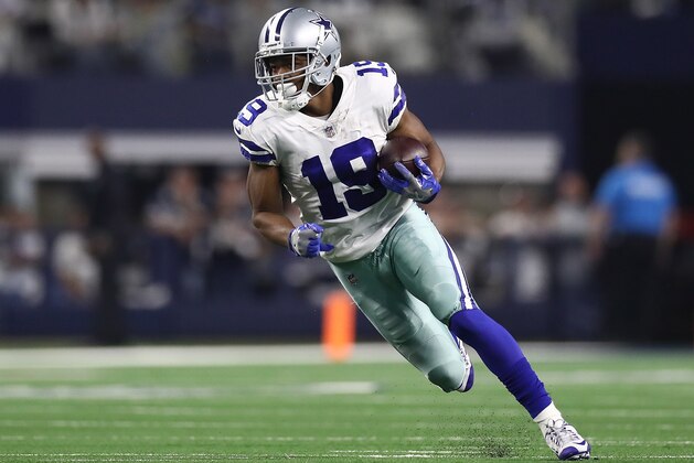 ARLINGTON, TEXAS - JANUARY 05: Amari Cooper #19 of the Dallas Cowboys runs the ball after a catch against the Seattle Seahawks in the second half during the Wild Card Round at AT&T Stadium on January 05, 2019 in Arlington, Texas. (Photo by Ronald Martinez/Getty Images)