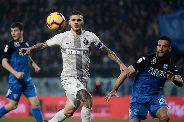 Inter Milan's Argentine forward Mauro Icardi (C) and Empoli's Argentine defender Matias Silvestre (R) go for the ball during the Italian Serie A football match Empoli vs Inter Milan on December 29, 2018 a the Carlo-Castellani stadium in Empoli. (Photo by Filippo MONTEFORTE / AFP)        (Photo credit should read FILIPPO MONTEFORTE/AFP/Getty Images)