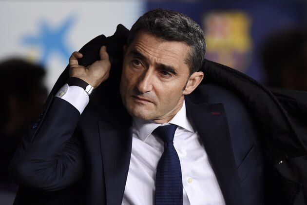 BARCELONA, SPAIN - DECEMBER 22:  Ernesto Valverde, Manager of Barcelona looks on prior to the La Liga match between FC Barcelona and RC Celta de Vigo at Camp Nou on December 22, 2018 in Barcelona, Spain.  (Photo by Alex Caparros/Getty Images)