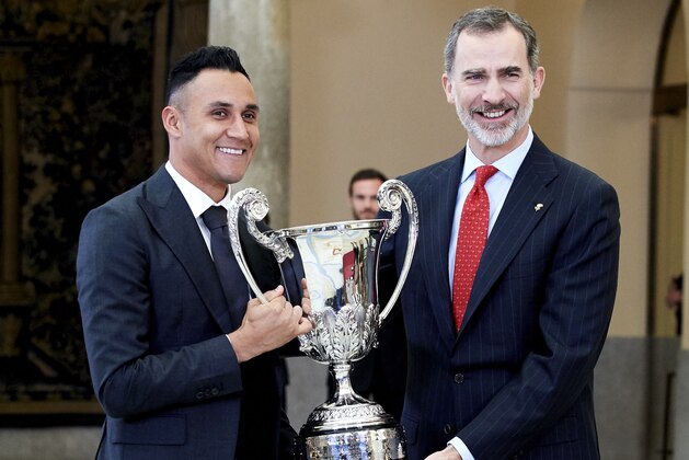 MADRID, SPAIN - JANUARY 10: Keylor Navas (L) recieves the National Sports Award 2017 from King Felipe VI of Spain (R) during the National Sports Awards 2017 at the El Pardo Palace on January 10, 2019 in Madrid, Spain. (Photo by Carlos Alvarez/Getty Images)