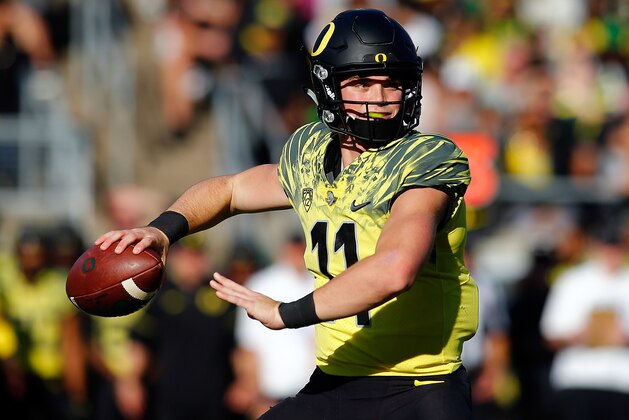 EUGENE, OR - OCTOBER 28:  Braxton Burmeister #11 of the Oregon Ducks throws a pass against the Utah Utes at Autzen Stadium on October 28, 2017 in Eugene, Oregon.  (Photo by Jonathan Ferrey/Getty Images)