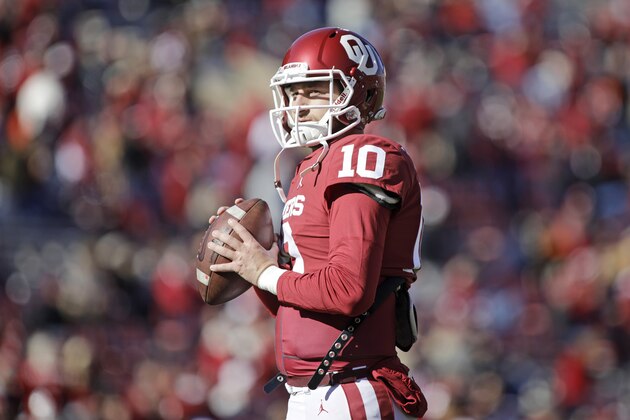 NORMAN, OK - NOVEMBER 10: Quarterback Austin Kendall #10 of the Oklahoma Sooners warms up before the game against the Oklahoma State Cowboys at Gaylord Family Oklahoma Memorial Stadium on November 10, 2018 in Norman, Oklahoma. Oklahoma defeated Oklahoma State 48-47. (Photo by Brett Deering/Getty Images)
