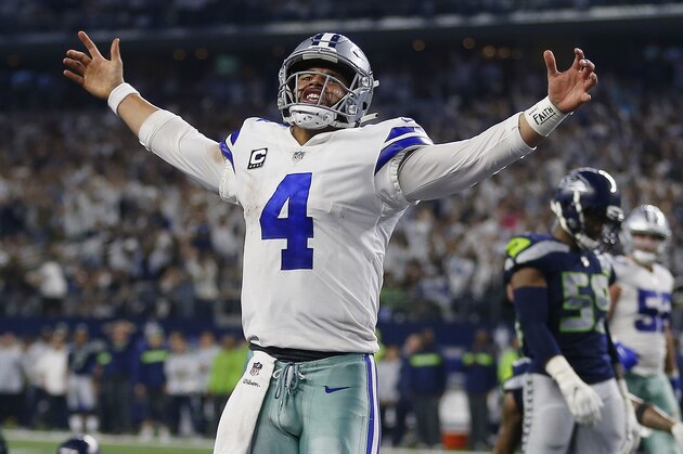 El quarterback Dak Prescott, de los Cowboys de Dallas, festeja cerca de la zona de anotación durante el duelo frente a los Seahawks de Seattle, en Arlington, Texas, el sábado 5 de enero de 2019. (AP Foto/Ron Jenkins)