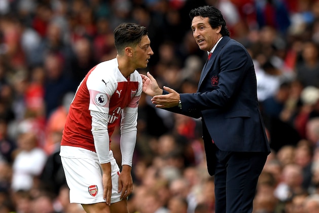 LONDON, ENGLAND - AUGUST 12:  Unai Emery, Manager of Arsenal speaks with Mesut Ozil of Arsenal during the Premier League match between Arsenal FC and Manchester City at Emirates Stadium on August 12, 2018 in London, United Kingdom.  (Photo by Shaun Botterill/Getty Images)