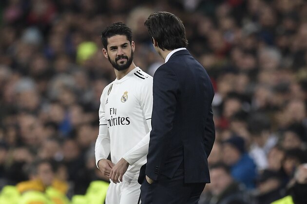 Real Madrid's Spanish midfielder Isco (L) looks at Real Madrid's Argentinian coach Santiago Solari before entering the game during the Spanish league football match between Real Madrid and Valencia at the Santiago Bernabeu stadium in Madrid on December 1, 2018. (Photo by OSCAR DEL POZO / AFP)        (Photo credit should read OSCAR DEL POZO/AFP/Getty Images)