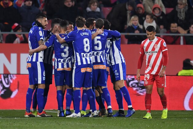 GIRONA, SPAIN - JANUARY 12:  Borja Baston of Deportivo Alaves celebrates with teammates after scoring his team's first goal during the La Liga match between Girona FC and Deportivo Alaves at Montilivi Stadium on January 12, 2019 in Girona, Spain.  (Photo by David Ramos/Getty Images)
