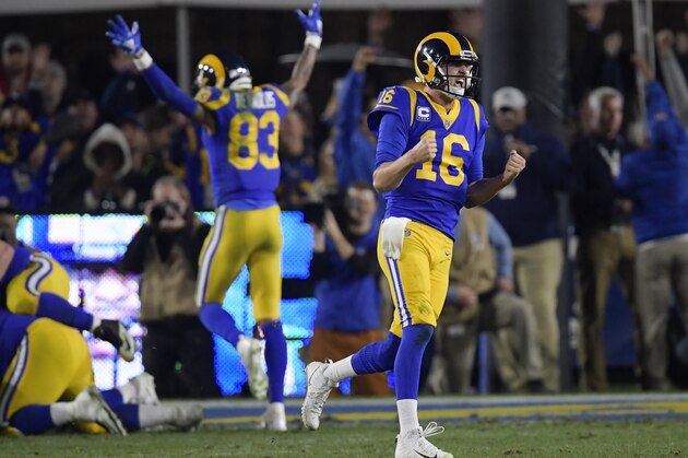 El quarterback de los Rams de Los Ángeles, Jared Goff, celebra luego de un touchdown por el running back C.J. Anderson durante la segunda mitad del juego de la NFL contra los Cowboys de Dallas, el sábado 12 de enero de 2019, en Los Ángeles. (AP Foto/Mark J. Terrill)