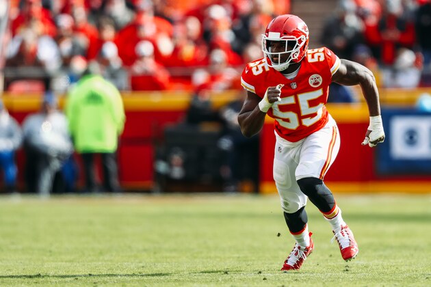 KANSAS CITY, MO - NOVEMBER 11: Dee Ford #55 of the Kansas City Chiefs begins to rush the passer during the second half of the game against the Arizona Cardinals at Arrowhead Stadium on November 11, 2018 in Kansas City, Missouri. (Photo by Jamie Squire/Getty Images)