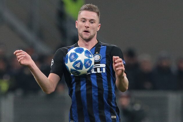 MILAN, ITALY - DECEMBER 11:  Milan Skriniar of FC Internazionale controls the ball during the UEFA Champions League Group B match between FC Internazionale and PSV at San Siro Stadium on December 11, 2018 in Milan, Italy.  (Photo by Emilio Andreoli/Getty Images)