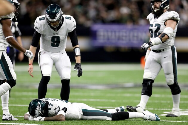 NEW ORLEANS, LOUISIANA - JANUARY 13: Alshon Jeffery #17 of the Philadelphia Eagles is consoled by Nick Foles #9 after allowing a pass to go through his hands that led to an interception late in the fourth quarter against the New Orleans Saints in the NFC Divisional Playoff Game at Mercedes Benz Superdome on January 13, 2019 in New Orleans, Louisiana. The Saints defeated the Eagles 20-14. (Photo by Chris Graythen/Getty Images)