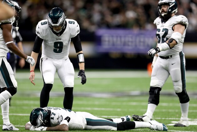 NEW ORLEANS, LOUISIANA - JANUARY 13: Alshon Jeffery #17 of the Philadelphia Eagles is consoled by Nick Foles #9 after allowing a pass to go through his hands that led to an interception late in the fourth quarter against the New Orleans Saints in the NFC Divisional Playoff Game at Mercedes Benz Superdome on January 13, 2019 in New Orleans, Louisiana. The Saints defeated the Eagles 20-14. (Photo by Chris Graythen/Getty Images)