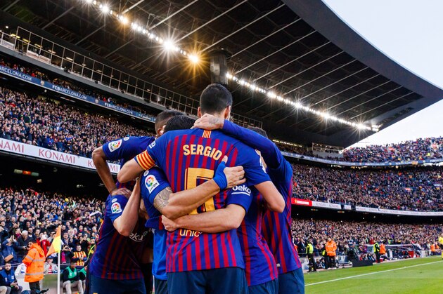 BARCELONA, SPAIN - OCTOBER 28: Luis Suarez of Barcelona celebrates his goal with team mates during the La Liga match between FC Barcelona and Real Madrid CF at Camp Nou on October 28, 2018 in Barcelona, Spain. (Photo by TF-Images/Getty Images)