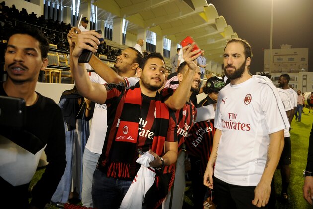 JEDDAH, SAUDI ARABIA - JANUARY 14: Gonzalo Higuain of AC MIlan signs autographs after the AC Milan training session - Italian Supercup previews on January 14, 2019 in Jeddah, Saudi Arabia. (Photo by Marco Rosi/Getty Images for Lega Serie A) JEDDAH, SAUDI ARABIA - JANUARY 14: Gonzalo Higuain of AC MIlan signs autographs after the AC Milan training session - Italian Supercup previews on January 14, 2019 in Jeddah, Saudi Arabia. (Photo by Marco Rosi/Getty Images for Lega Serie A)