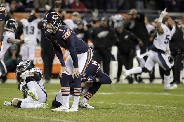 El Cody Parkey (1), de los Bears de Chicago, se lamenta tras fallar un gol de campo en los segundos finales del partido ante los Eagles de Filadelfia, el domingo 6 de enero de 2019 en Chicago. (AP Foto/Nam Y. Huh)