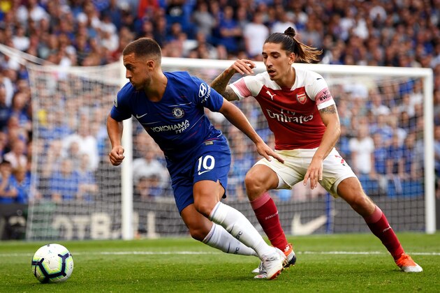 LONDON, ENGLAND - AUGUST 18:  Hector Bellerin of Arsenal challenges Eden Hazard of Chelsea during the Premier League match between Chelsea FC and Arsenal FC at Stamford Bridge on August 18, 2018 in London, United Kingdom.  (Photo by Shaun Botterill/Getty Images)