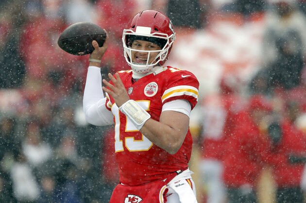 El quarterback Patrick Mahomes (15), de los Chiefs de Kansas City, se prepara para el duelo divisional de los playoffs de la NFL ante los Colts de Indianápolis, en Kansas City, Missouri, el sábado 12 de enero de 2019. (AP Foto/Charlie Neibergall)