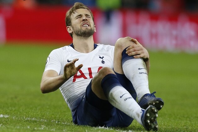 Tottenham Hotspur's English striker Harry Kane (L) holds his leg in pain at the final whistle during the English Premier League football match between Tottenham Hotspur and Manchester United at Wembley Stadium in London, on January 13, 2019. - Manchester United won 1-0. (Photo by Ian KINGTON / IKIMAGES / AFP) / RESTRICTED TO EDITORIAL USE. No use with unauthorized audio, video, data, fixture lists, club/league logos or 'live' services. Online in-match use limited to 45 images, no video emulation. No use in betting, games or single club/league/player publications.        (Photo credit should read IAN KINGTON/AFP/Getty Images)