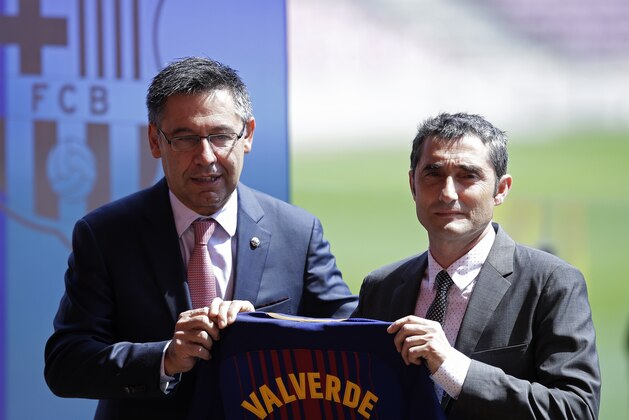 FC Barcelona's new signing coach Ernesto Valverde, right, and FC Barcelona's president Josep Maria Bartomeu pose for a photo during an official presentation at the Camp Nou stadium in Barcelona, Spain, Thursday, June 1, 2017. Former player Valverde was hired as the new coach, the club confirmed on Monday. (AP Photo/Manu Fernandez)
