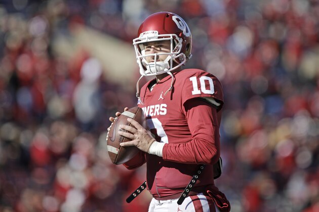 NORMAN, OK - NOVEMBER 10: Quarterback Austin Kendall #10 of the Oklahoma Sooners warms up before the game against the Oklahoma State Cowboys at Gaylord Family Oklahoma Memorial Stadium on November 10, 2018 in Norman, Oklahoma. Oklahoma defeated Oklahoma State 48-47. (Photo by Brett Deering/Getty Images)
