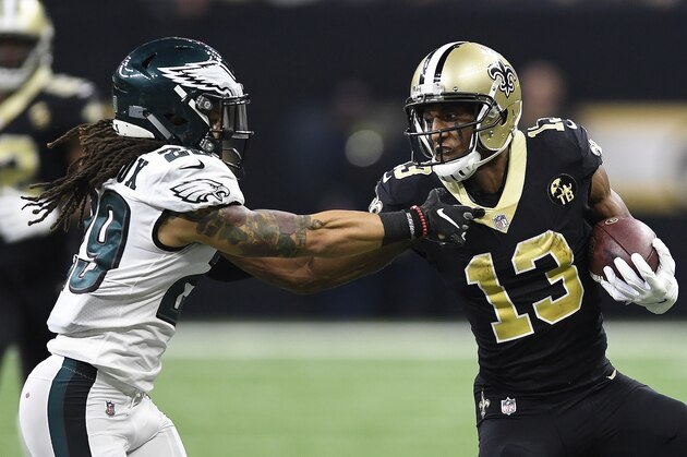 El wide receiver Michael Thomas (13), de los Saints de Nueva Orleáns, avanza con el balón en una recepción de 42 yardas ante el free safety Avonte Maddox (29), de los Eagles de Filadelfia, en duelo divisional de los playoffs de la NFL, en Nueva Orleáns, el domingo 13 de enero de 2019. (AP Foto/Bill Feig)