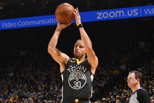 OAKLAND, CA - JANUARY 16: Stephen Curry #30 of the Golden State Warriors shoots a three-pointer against the New Orleans Pelicans on January 16, 2019 at ORACLE Arena in Oakland, California. NOTE TO USER: User expressly acknowledges and agrees that, by downloading and or using this photograph, user is consenting to the terms and conditions of Getty Images License Agreement. Mandatory Copyright Notice: Copyright 2019 NBAE (Photo by Noah Graham/NBAE via Getty Images)
