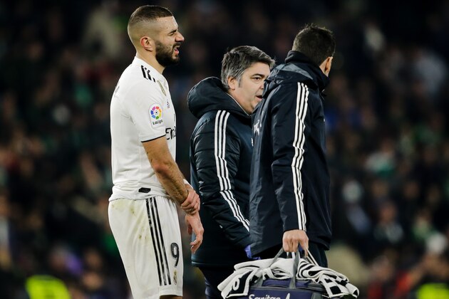 SEVILLA, SPAIN - JANUARY 13: Karim Benzema of Real Madrid is leaving the pitch injured during the La Liga Santander  match between Real Betis Sevilla v Real Madrid at the Estadio Benito Villamarin on January 13, 2019 in Sevilla Spain (Photo by Erwin Spek/Soccrates/Getty Images)