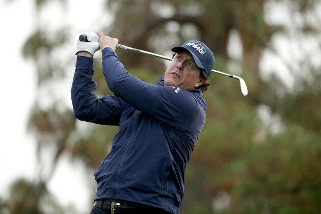 LA QUINTA, CALIFORNIA - JANUARY 17: Phil Mickelson plays a shot on the 12th tee during the first round of the Desert Classic at La Quinta Country Club on January 17, 2019 in La Quinta, California. (Photo by Jeff Gross/Getty Images)
