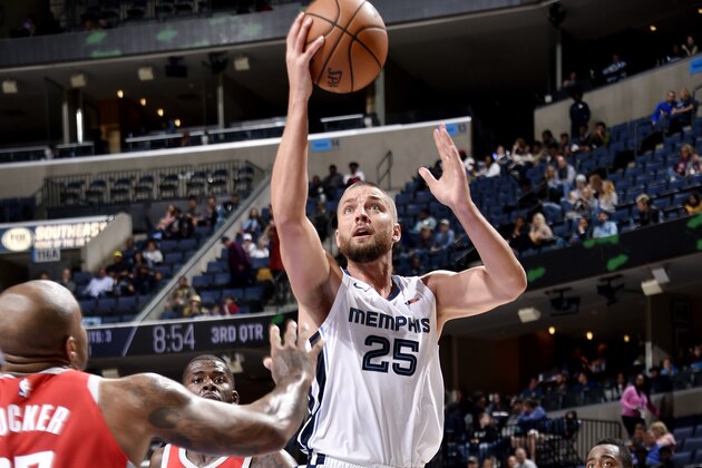 MEMPHIS, TN - OCTOBER 12:  Chandler Parsons #25 of the Memphis Grizzlies shoots the ball against the Houston Rockets on October 12, 2018 at the FedExForum in Memphis, Tennessee. NOTE TO USER: User expressly acknowledges and agrees that, by downloading and or using this photograph, User is consenting to the terms and conditions of the Getty Images License Agreement. Mandatory Copyright Notice: Copyright 2018 NBAE (Photo by Bill Baptist/NBAE via Getty Images)