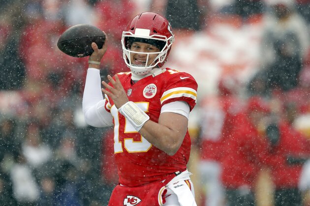 El quarterback Patrick Mahomes (15), de los Chiefs de Kansas City, se prepara para el duelo divisional de los playoffs de la NFL ante los Colts de Indianápolis, en Kansas City, Missouri, el sábado 12 de enero de 2019. (AP Foto/Charlie Neibergall)