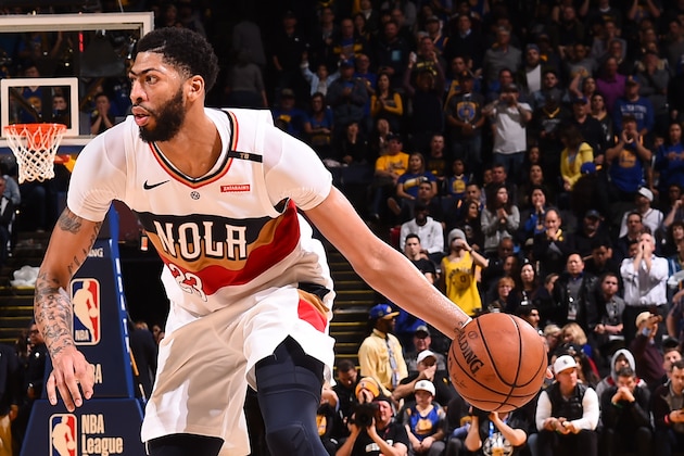 OAKLAND, CA - JANUARY 16: Anthony Davis #23 of the New Orleans Pelicans handles the ball against Kevin Durant #35 of the Golden State Warriors on January 16, 2019 at ORACLE Arena in Oakland, California. NOTE TO USER: User expressly acknowledges and agrees that, by downloading and or using this photograph, user is consenting to the terms and conditions of Getty Images License Agreement. Mandatory Copyright Notice: Copyright 2019 NBAE (Photo by Noah Graham/NBAE via Getty Images)