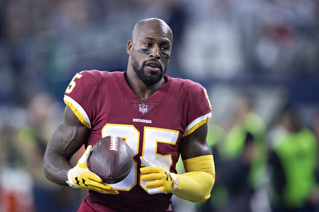 ARLINGTON, TX - NOVEMBER 22:  Vernon Davis #85 of the Washington Redskins warms up before a game against the Dallas Cowboys at AT&T Stadium on November 22, 2018 in Arlington, Texas.  The Cowboys defeated the Redskins 31-23.  (Photo by Wesley Hitt/Getty Images)
