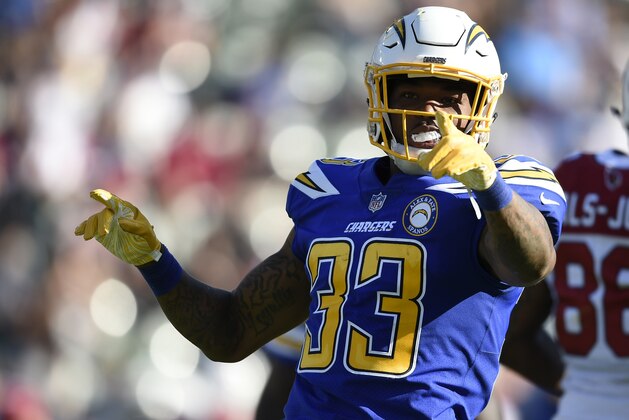ARCHIVO - En esta foto de archivo del 25 de noviembre de 2018, el free safety de los Chargers de Los Ángeles, Derwin James (33), celebra tras interceptar un pase al quarterback de los Cardinals de Arizona, Josh Rosen, durante la primera mitad de un juego de la NFL en Carson, California. Los Chargers colocaron a siete jugadores en el Pro Bowl, incluido James, informó el martes 18 de diciembre de 2018 la NFL. (AP Foto/Kelvin Kuo, Archivo)