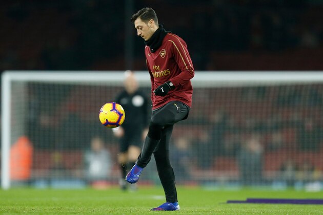 Arsenal's German midfielder Mesut Ozil warms up ahead of the English Premier League football match between Arsenal and Cheslea at the Emirates Stadium in London on January 19, 2019. (Photo by Ian KINGTON / IKIMAGES / AFP) / RESTRICTED TO EDITORIAL USE. No use with unauthorized audio, video, data, fixture lists, club/league logos or 'live' services. Online in-match use limited to 45 images, no video emulation. No use in betting, games or single club/league/player publications.        (Photo credit should read IAN KINGTON/AFP/Getty Images)