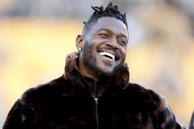 Antonio Brown, receptor de los Steelers de Pittsburgh, sonríe a un costado del terreno, antes de un partido ante los Bengals de Cincinnati, el domingo 30 de diciembre de 2018 (AP Foto/Don Wright)