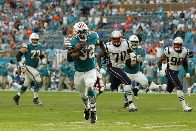 MIAMI, FL - DECEMBER 09:  Kenyan Drake #32 of the Miami Dolphins runs to the endzone as time expires to score the winning touchdown as they defeat the New England Patriots 34-33 at Hard Rock Stadium on December 9, 2018 in Miami, Florida.  (Photo by Michael Reaves/Getty Images)
