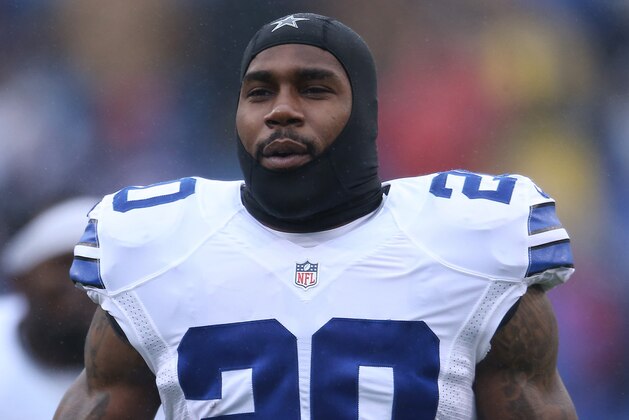 ORCHARD PARK, NY - DECEMBER 27: Darren McFadden #20 of the Dallas Cowboys warms up before playing against the Buffalo Bills during NFL game action at Ralph Wilson Stadium on December 27, 2015 in Orchard Park, New York. (Photo by Tom Szczerbowski/Getty Images)