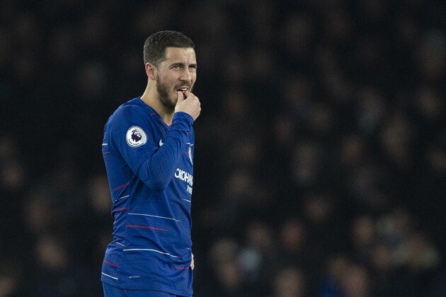 LONDON, ENGLAND - JANUARY 19: Eden Hazard of Chelsea waits to restart the match after Arsenal score their second goal during the Premier League match between Arsenal FC and Chelsea FC at Emirates Stadium on January 19, 2019 in London, United Kingdom. (Photo by Visionhaus/Getty Images)