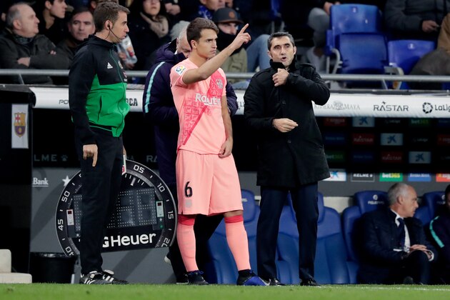 CORNELLA, SPAIN - DECEMBER 8: (L-R) Denis Suarez of FC Barcelona, coach Ernesto Valverde of FC Barcelona during the La Liga Santander  match between Espanyol v FC Barcelona at the RCDE Stadium on December 8, 2018 in Cornella Spain (Photo by Jeroen Meuwsen/Soccrates/Getty Images)