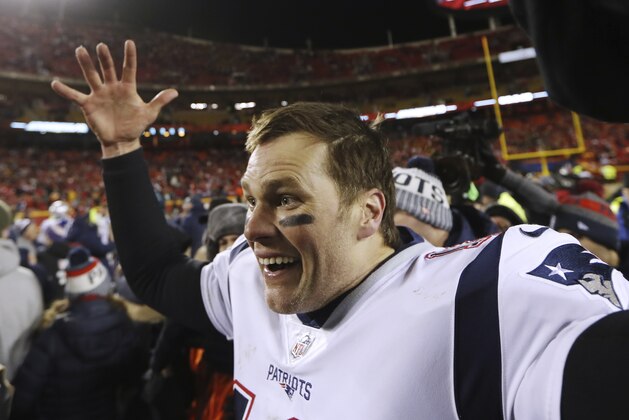 El quarterback Tom Brady (12) de los Patriots de Nueva Inglaterra tras la victoria ante los Chiefs de Kansas CIty en la final de la AFC, el domingo 20 de enero de 2019, en Kansas City, Missouri. (AP Foto/Charlie Neibergall)