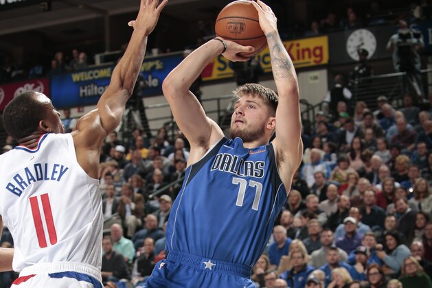 DALLAS, TX - JANUARY 22: Luka Doncic #77 of the Dallas Mavericks shoots the ball against the LA Clippers on January 22, 2019 at the American Airlines Center in Dallas, Texas. NOTE TO USER: User expressly acknowledges and agrees that, by downloading and or using this photograph, User is consenting to the terms and conditions of the Getty Images License Agreement. Mandatory Copyright Notice: Copyright 2019 NBAE (Photo by Glenn James/NBAE via Getty Images)