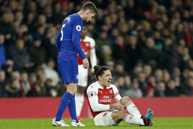 Arsenal's Spanish defender Hector Bellerin (R) reacts after picking up an injury during the English Premier League football match between Arsenal and Cheslea at the Emirates Stadium in London on January 19, 2019. (Photo by Ian KINGTON / IKIMAGES / AFP) / RESTRICTED TO EDITORIAL USE. No use with unauthorized audio, video, data, fixture lists, club/league logos or 'live' services. Online in-match use limited to 45 images, no video emulation. No use in betting, games or single club/league/player publications.        (Photo credit should read IAN KINGTON/AFP/Getty Images)