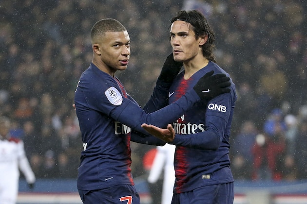 PARIS, FRANCE - JANUARY 19: Kylian Mbappe, Edinson Cavani of PSG during the french Ligue 1 match between Paris Saint Germain (PSG) and En Avant Guingamp at Parc des Princes on January 19, 2019 in Paris, France. (Photo by Jean Catuffe/Getty Images)